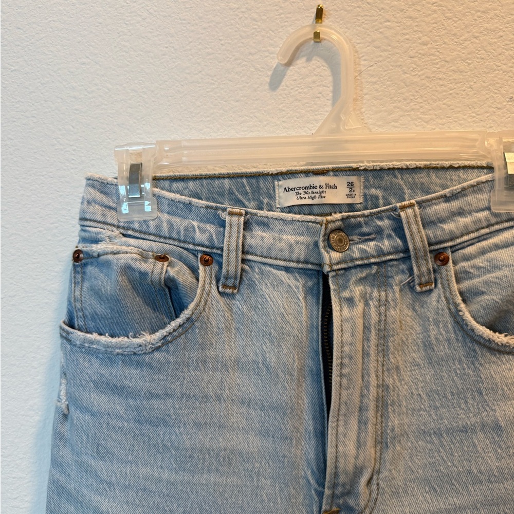 Abercrombie & Fitch curvy The 90s Straight Ultra High Rise- light wash